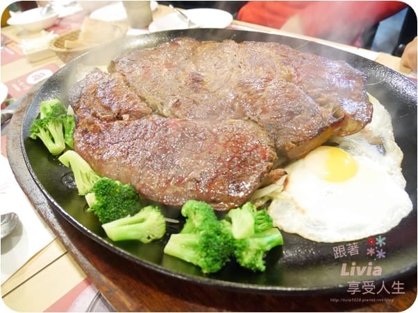 美食。餐廳 台北內湖區 港墘捷運站 內湖美食 內湖牛排 瘋牛排 內湖港墘店 88oz 巨大牛排 沙拉自助吧 跟著Livia享受人生