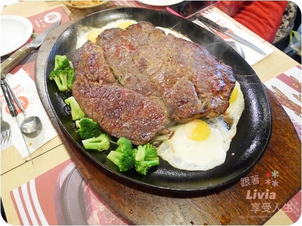 美食。餐廳 台北內湖區 港墘捷運站 內湖美食 內湖牛排 瘋牛排 內湖港墘店 88oz 巨大牛排 沙拉自助吧 跟著Livia享受人生