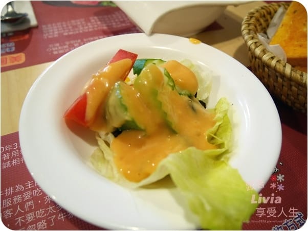 美食。餐廳 台北內湖區 港墘捷運站 內湖美食 內湖牛排 瘋牛排 內湖港墘店 88oz 巨大牛排 沙拉自助吧 跟著Livia享受人生