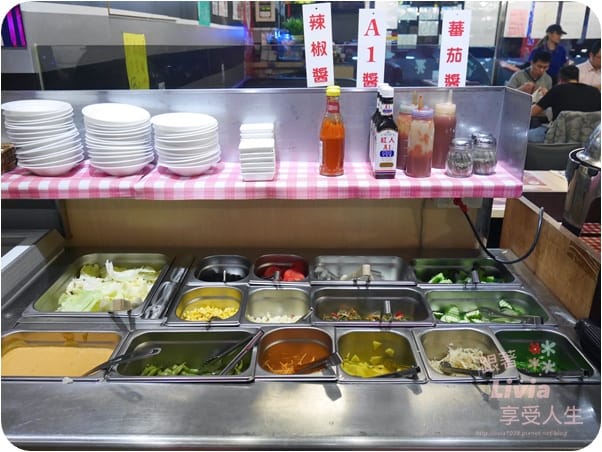 美食。餐廳 台北內湖區 港墘捷運站 內湖美食 內湖牛排 瘋牛排 內湖港墘店 88oz 巨大牛排 沙拉自助吧 跟著Livia享受人生