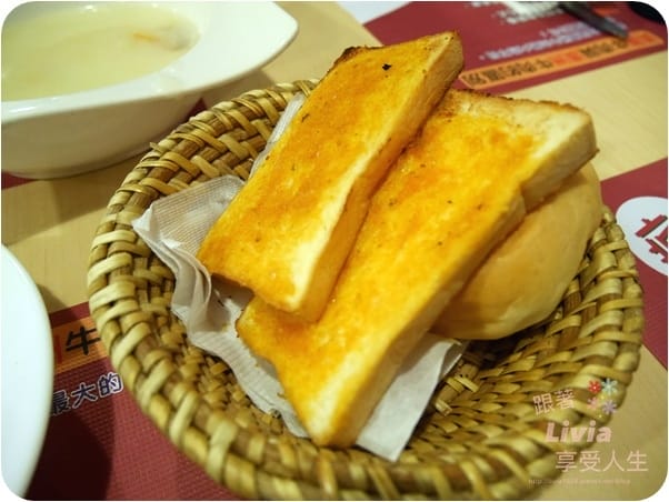 美食。餐廳 台北內湖區 港墘捷運站 內湖美食 內湖牛排 瘋牛排 內湖港墘店 88oz 巨大牛排 沙拉自助吧 跟著Livia享受人生