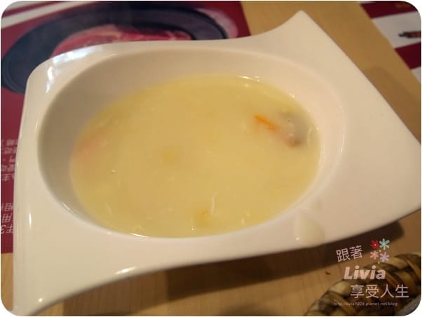 美食。餐廳 台北內湖區 港墘捷運站 內湖美食 內湖牛排 瘋牛排 內湖港墘店 88oz 巨大牛排 沙拉自助吧 跟著Livia享受人生