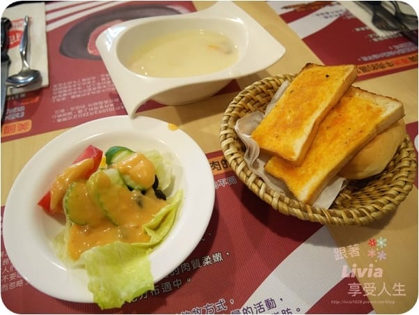 美食。餐廳 台北內湖區 港墘捷運站 內湖美食 內湖牛排 瘋牛排 內湖港墘店 88oz 巨大牛排 沙拉自助吧 跟著Livia享受人生