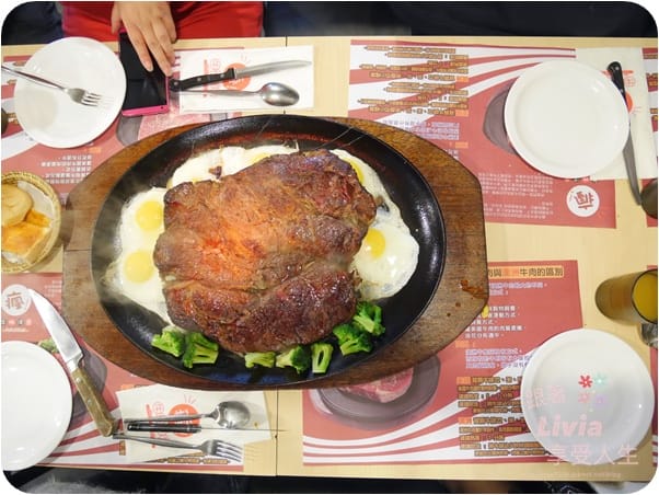 美食。餐廳 台北內湖區 港墘捷運站 內湖美食 內湖牛排 瘋牛排 內湖港墘店 88oz 巨大牛排 沙拉自助吧 跟著Livia享受人生