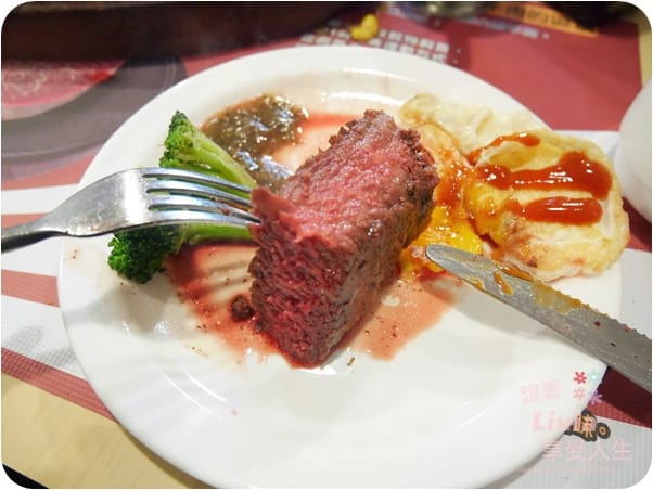美食。餐廳 台北內湖區 港墘捷運站 內湖美食 內湖牛排 瘋牛排 內湖港墘店 88oz 巨大牛排 沙拉自助吧 跟著Livia享受人生