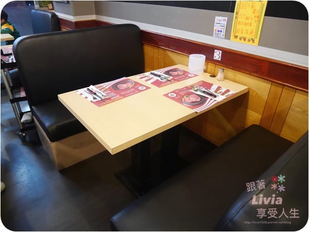 美食。餐廳 台北內湖區 港墘捷運站 內湖美食 內湖牛排 瘋牛排 內湖港墘店 88oz 巨大牛排 沙拉自助吧 跟著Livia享受人生