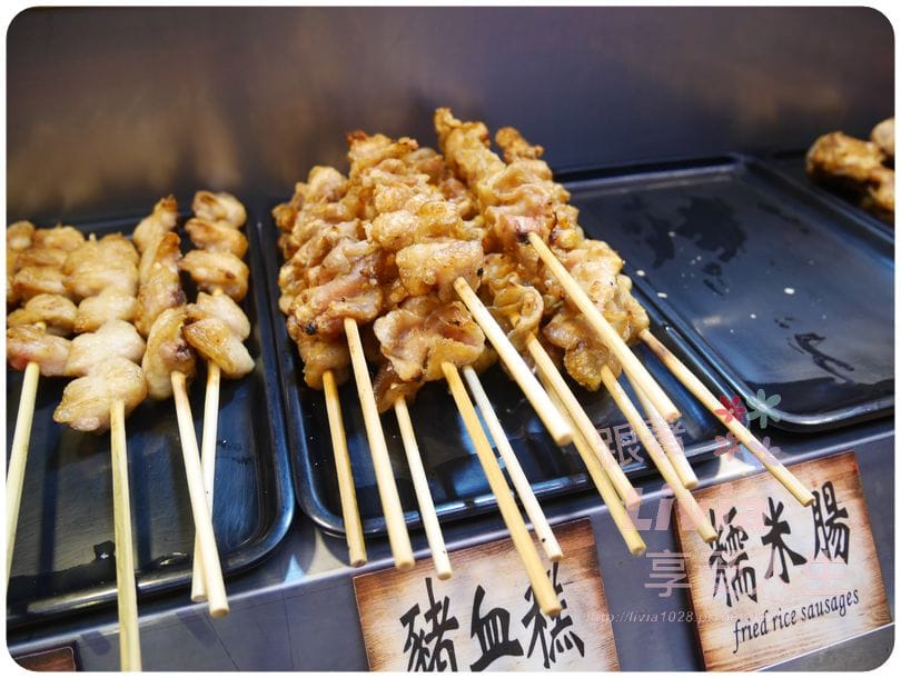 美食。點心 新北市中和區 焦糖楓日式無烟撒粉串燒 中和自立店 獨特甜鹹口感串燒 串燒推薦 宵夜/零嘴跟著Livia享受人生