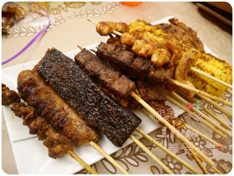 美食。點心 新北市中和區 焦糖楓日式無烟撒粉串燒 中和自立店 獨特甜鹹口感串燒 串燒推薦 宵夜/零嘴跟著Livia享受人生