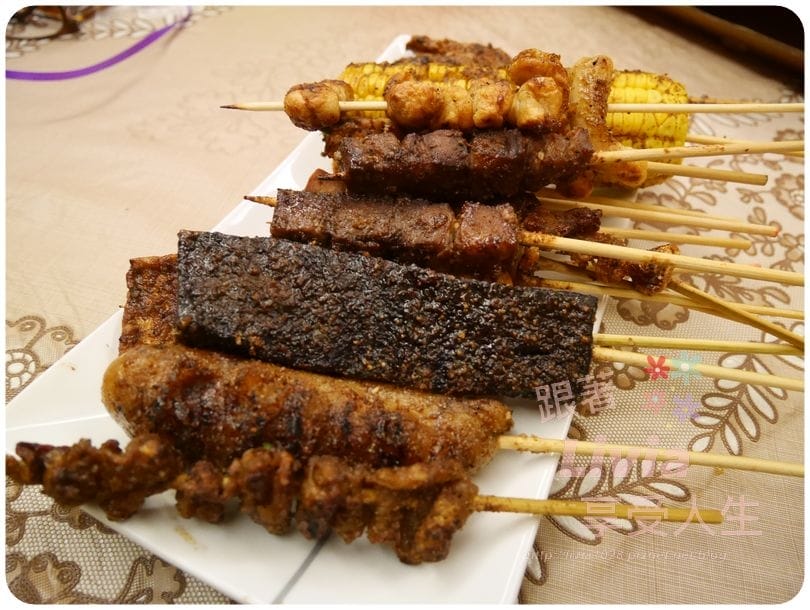 美食。點心 新北市中和區 焦糖楓日式無烟撒粉串燒 中和自立店 獨特甜鹹口感串燒 串燒推薦 宵夜/零嘴跟著Livia享受人生