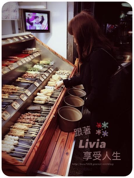 美食。點心 新北市中和區 焦糖楓日式無烟撒粉串燒 中和自立店 獨特甜鹹口感串燒 串燒推薦 宵夜/零嘴跟著Livia享受人生