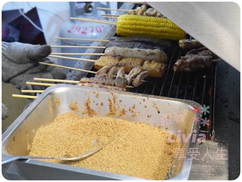 美食。點心 新北市中和區 焦糖楓日式無烟撒粉串燒 中和自立店 獨特甜鹹口感串燒 串燒推薦 宵夜/零嘴跟著Livia享受人生