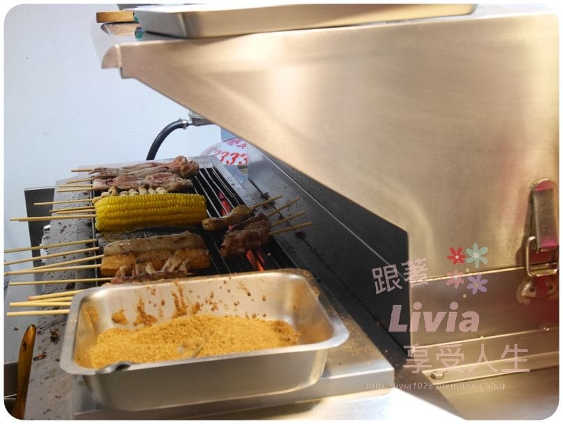 美食。點心 新北市中和區 焦糖楓日式無烟撒粉串燒 中和自立店 獨特甜鹹口感串燒 串燒推薦 宵夜/零嘴跟著Livia享受人生