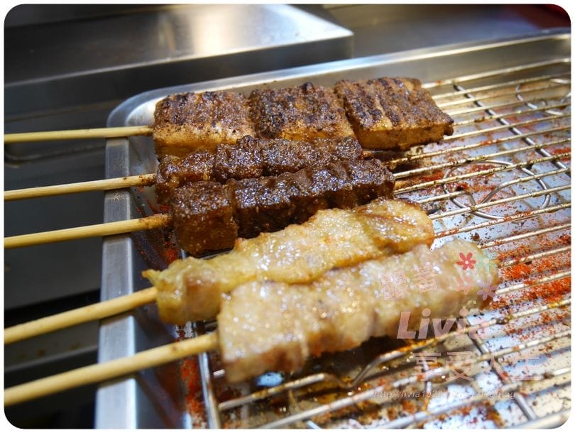 美食。點心 新北市中和區 焦糖楓日式無烟撒粉串燒 中和自立店 獨特甜鹹口感串燒 串燒推薦 宵夜/零嘴跟著Livia享受人生
