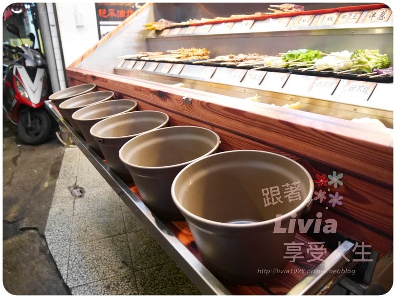 美食。點心 新北市中和區 焦糖楓日式無烟撒粉串燒 中和自立店 獨特甜鹹口感串燒 串燒推薦 宵夜/零嘴跟著Livia享受人生