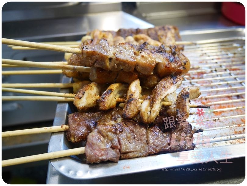 美食。點心 新北市中和區 焦糖楓日式無烟撒粉串燒 中和自立店 獨特甜鹹口感串燒 串燒推薦 宵夜/零嘴跟著Livia享受人生