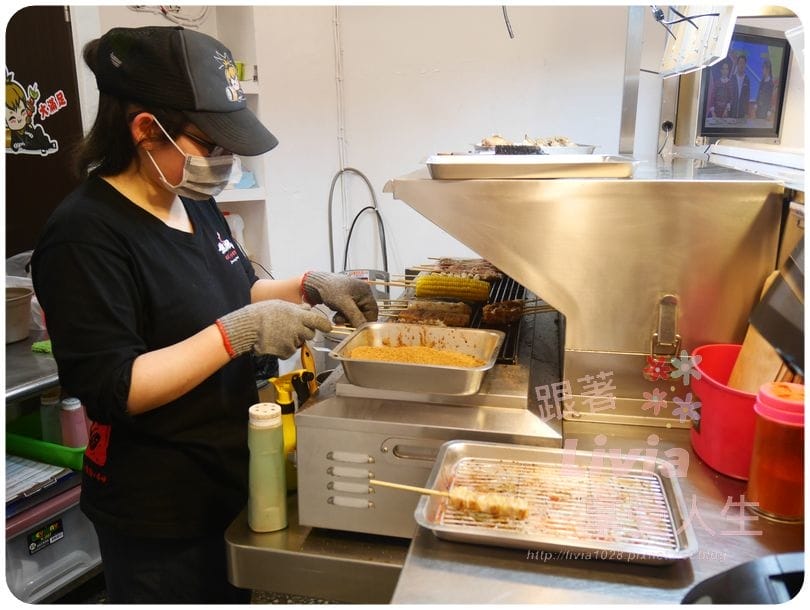 美食。點心 新北市中和區 焦糖楓日式無烟撒粉串燒 中和自立店 獨特甜鹹口感串燒 串燒推薦 宵夜/零嘴跟著Livia享受人生