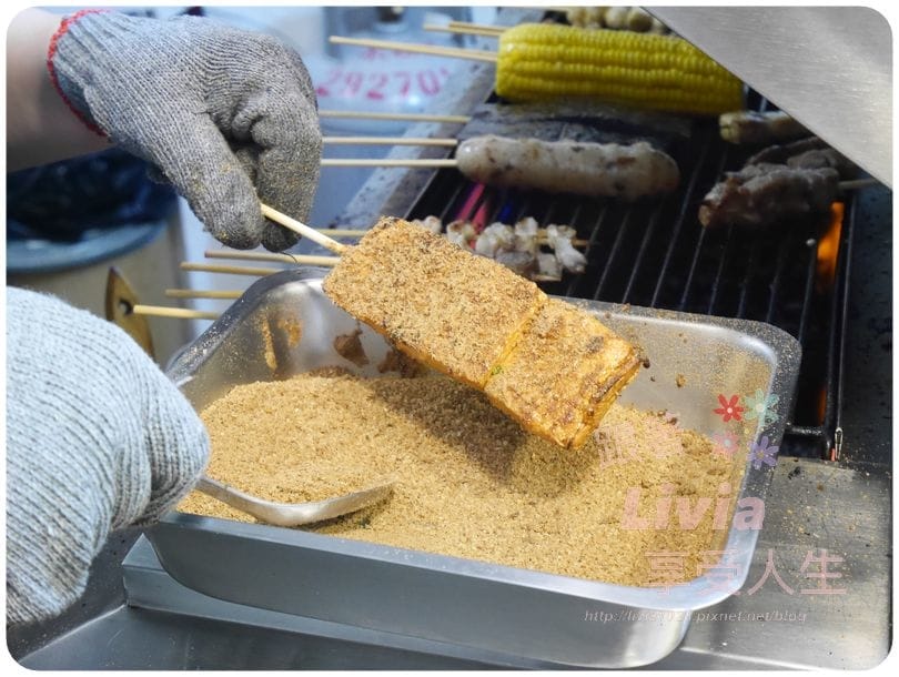 美食。點心 新北市中和區 焦糖楓日式無烟撒粉串燒 中和自立店 獨特甜鹹口感串燒 串燒推薦 宵夜/零嘴跟著Livia享受人生