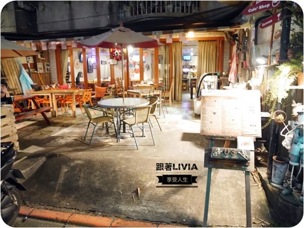 美食。點心 台北大安區 忠孝敦化捷運站 Route 66美式餐廳 東區美式 六層漢堡 巨無霸漢堡 手製漢堡肉 炸雞超啾c 跟著Livia享受人生