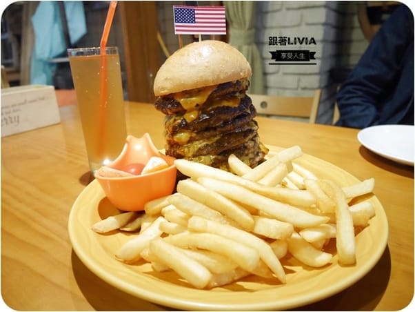 美食。點心 台北大安區 忠孝敦化捷運站 Route 66美式餐廳 東區美式 六層漢堡 巨無霸漢堡 手製漢堡肉 炸雞超啾c 跟著Livia享受人生