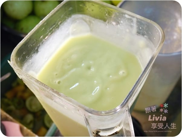 美食。飲料 台北士林區 石牌捷運站 石牌商城 甜心芭樂汁 整顆芭樂原汁原味 超濃果汁 喝了會上癮阿!跟著Livia享受人生