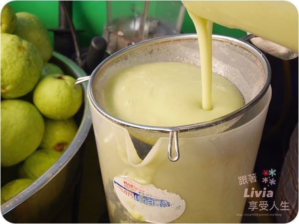 美食。飲料 台北士林區 石牌捷運站 石牌商城 甜心芭樂汁 整顆芭樂原汁原味 超濃果汁 喝了會上癮阿!跟著Livia享受人生