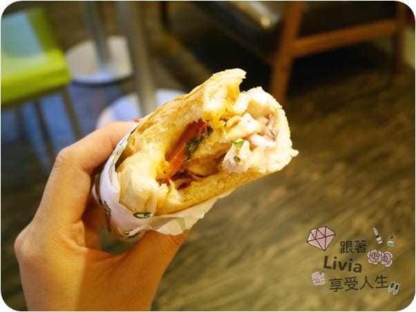 美食。餐廳 台北信義區 市政府捷運站 Quiznos 酷食熱 (市府店) 有溫度的潛艇堡 新品泰甜辣嫩雞潛艇堡 甜辣好滋味 跟著Livia享受人生
