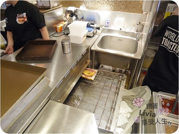 美食。餐廳 台北信義區 市政府捷運站 Quiznos 酷食熱 (市府店) 有溫度的潛艇堡 新品泰甜辣嫩雞潛艇堡 甜辣好滋味 跟著Livia享受人生