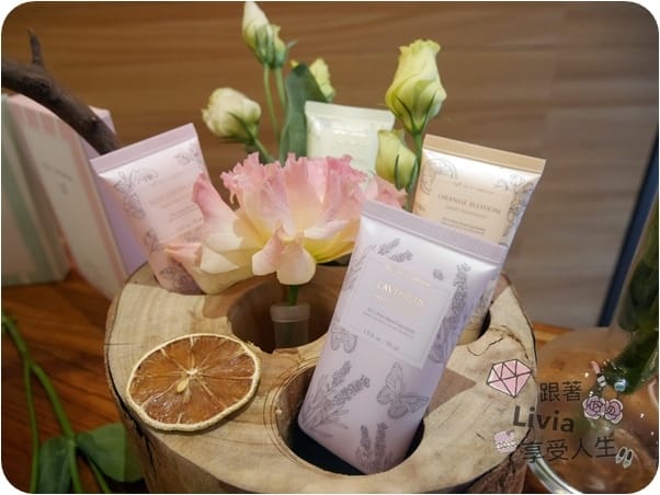 【台灣保養品】Vecs Gardenia 嘉丹妮爾 VITAMIN 維他命C植萃亮白奇蹟系列母親節禮盒推薦 跟著Livia享受人生