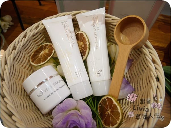 【台灣保養品】Vecs Gardenia 嘉丹妮爾 VITAMIN 維他命C植萃亮白奇蹟系列母親節禮盒推薦 跟著Livia享受人生
