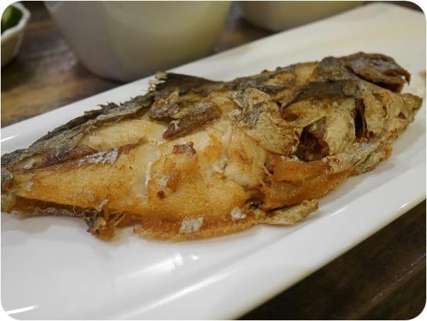 美食。餐廳 台北松山區 南京三民捷運站 亨蕾咖啡HolyCafe 台北松山區下午茶甜點 小歐洲咖啡廳 燉飯/套餐/烤魚 跟著Livia享受人生