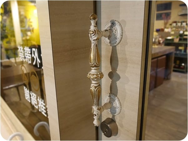 美食。餐廳 台北松山區 南京三民捷運站 亨蕾咖啡HolyCafe 台北松山區下午茶甜點 小歐洲咖啡廳 燉飯/套餐/烤魚 跟著Livia享受人生