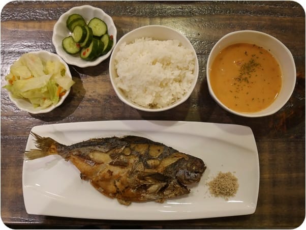 美食。餐廳 台北松山區 南京三民捷運站 亨蕾咖啡HolyCafe 台北松山區下午茶甜點 小歐洲咖啡廳 燉飯/套餐/烤魚 跟著Livia享受人生