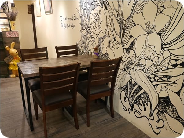 美食。餐廳 台北松山區 南京三民捷運站 亨蕾咖啡HolyCafe 台北松山區下午茶甜點 小歐洲咖啡廳 燉飯/套餐/烤魚 跟著Livia享受人生