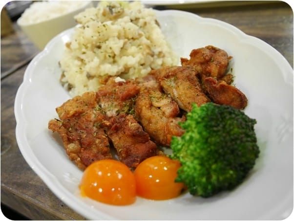 美食。餐廳 台北松山區 南京三民捷運站 亨蕾咖啡HolyCafe 台北松山區下午茶甜點 小歐洲咖啡廳 燉飯/套餐/烤魚 跟著Livia享受人生
