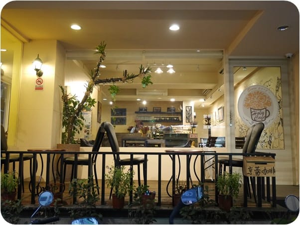 美食。餐廳 台北松山區 南京三民捷運站 亨蕾咖啡HolyCafe 台北松山區下午茶甜點 小歐洲咖啡廳 燉飯/套餐/烤魚 跟著Livia享受人生