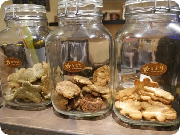 美食。餐廳 台北松山區 南京三民捷運站 亨蕾咖啡HolyCafe 台北松山區下午茶甜點 小歐洲咖啡廳 燉飯/套餐/烤魚 跟著Livia享受人生