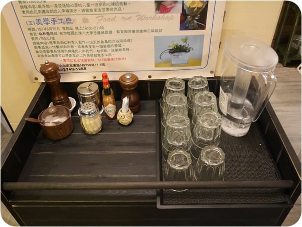 美食。餐廳 台北松山區 南京三民捷運站 亨蕾咖啡HolyCafe 台北松山區下午茶甜點 小歐洲咖啡廳 燉飯/套餐/烤魚 跟著Livia享受人生