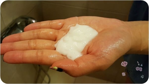 髮絲。清潔 Antirincle 安緹妮蔻 天然有機花草萃取洗髮精/沐浴露 堅果油護色順滑洗髮精/鼠尾草保濕舒眠沐浴露/玫瑰果豐潤亮澤護髮膜 跟著Livia享受人生