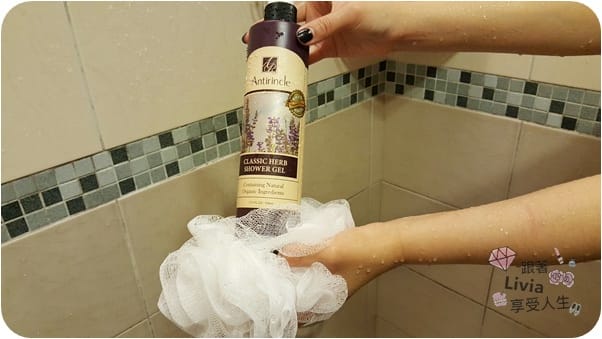 髮絲。清潔 Antirincle 安緹妮蔻 天然有機花草萃取洗髮精/沐浴露 堅果油護色順滑洗髮精/鼠尾草保濕舒眠沐浴露/玫瑰果豐潤亮澤護髮膜 跟著Livia享受人生