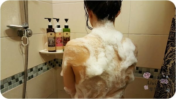 髮絲。清潔 Antirincle 安緹妮蔻 天然有機花草萃取洗髮精/沐浴露 堅果油護色順滑洗髮精/鼠尾草保濕舒眠沐浴露/玫瑰果豐潤亮澤護髮膜 跟著Livia享受人生