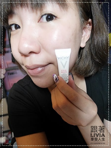 臉部。保養 VICHY 薇姿 淨膚透白精華 比夏天還要更白 三段制黑 三倍掃黑 跟著Livia享受人生
