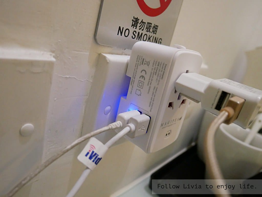 萬國行動電源充xlivia4