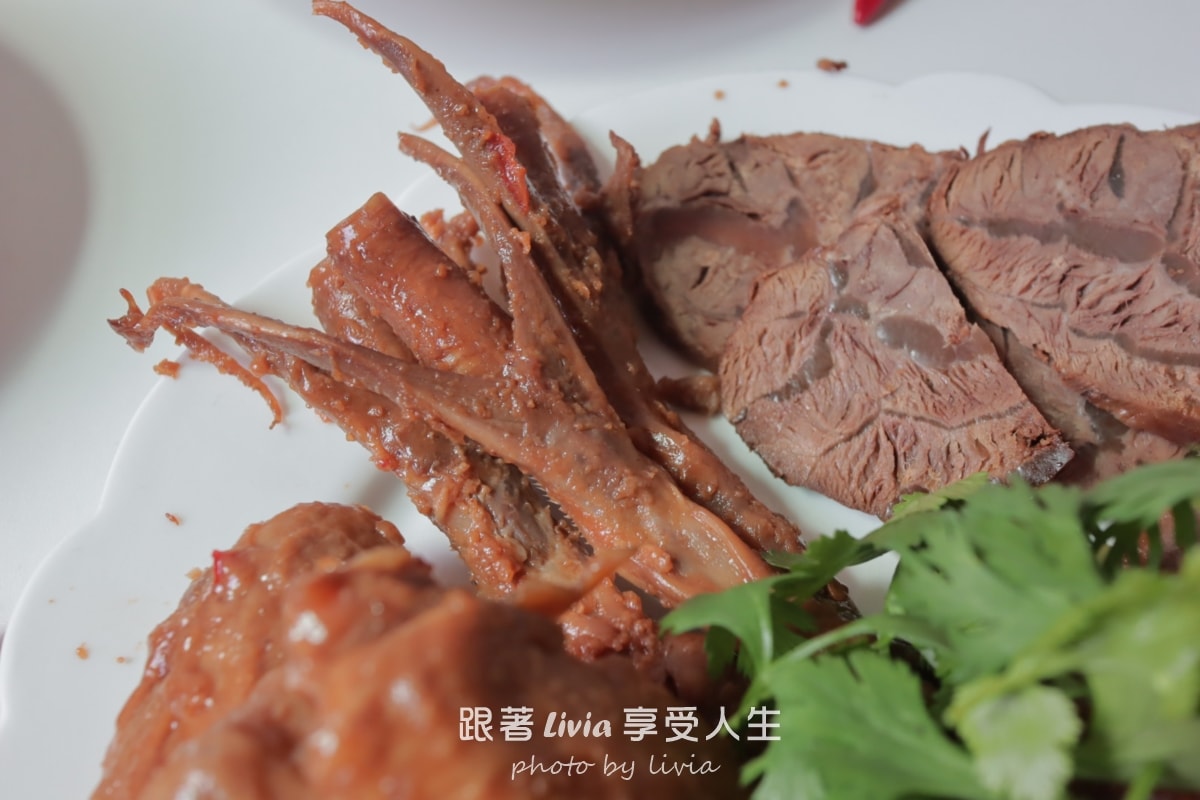 黑竹園雞爪凍｜深夜最危險的冰鎮滷味，真的會吃到停不下來，今晚來一杯？