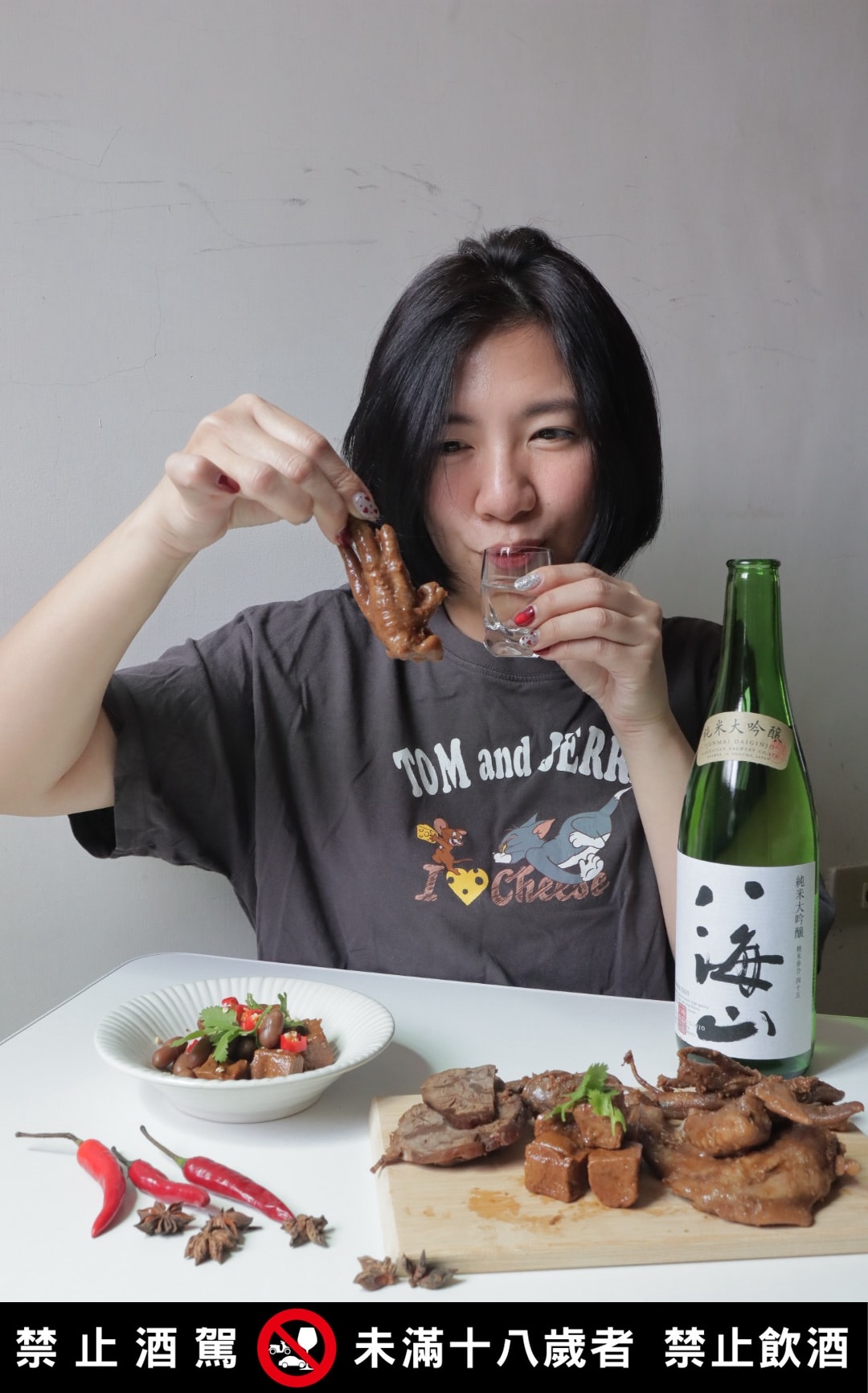 黑竹園雞爪凍｜深夜最危險的冰鎮滷味，真的會吃到停不下來，今晚來一杯？